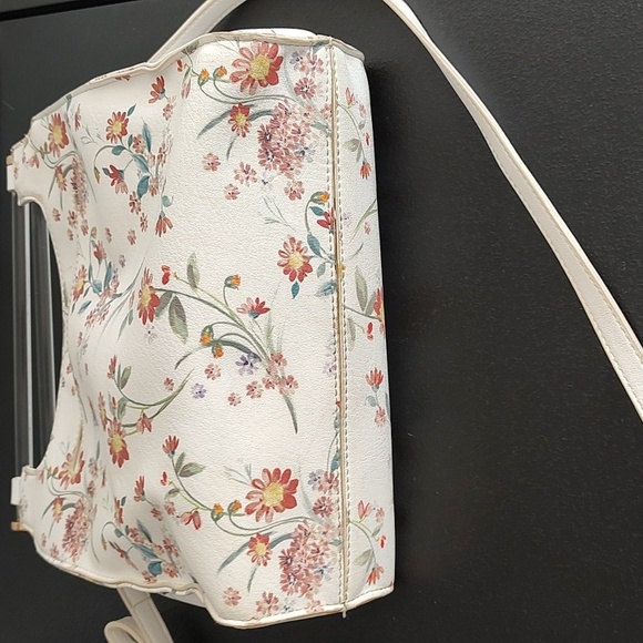 Lauren Conrad Flowered Crossbody - Picture 8 of 8